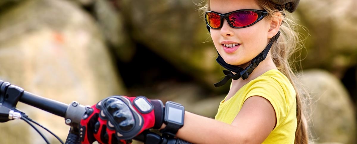 Mädchen mit digitaler Kinderuhr