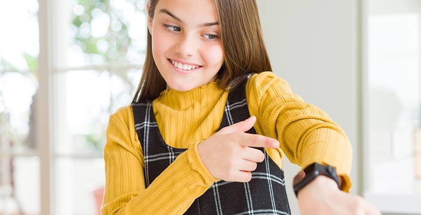 Mädchen zeigt auf Smartwatch