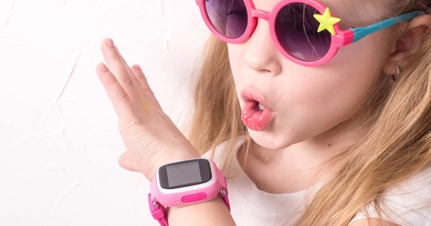 Mädchen mit pinker Kinder-Smartwatch