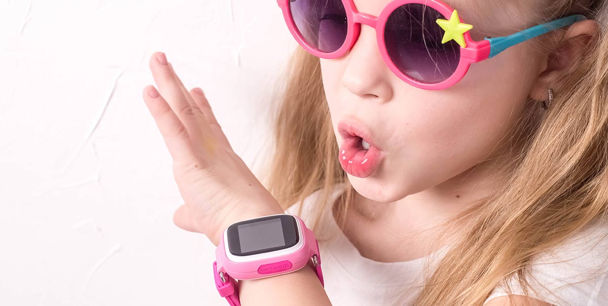 Mädchen mit pinker Kinder-Smartwatch